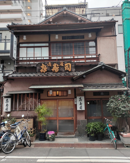  The street in front of Suehiro Shrine has become the road nickname "Suehiro Street".