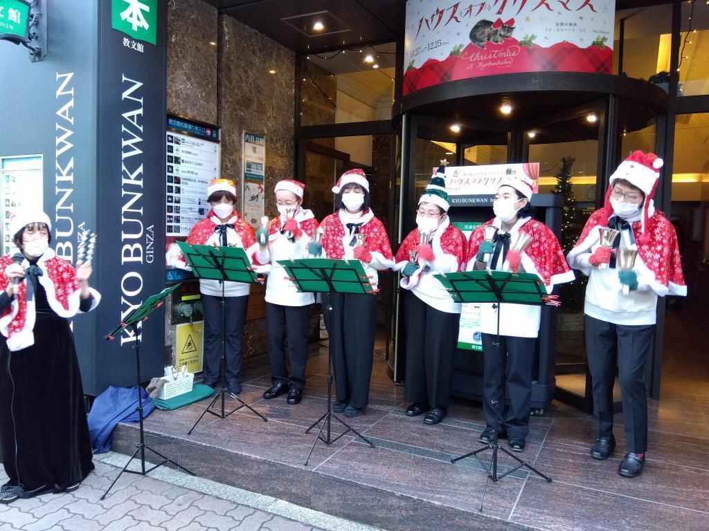 Both baby carriages and two people are parked, and Christmas supplies are also on sale at Chorus Kyobunkan's Mary Christmas handbell mini concert.