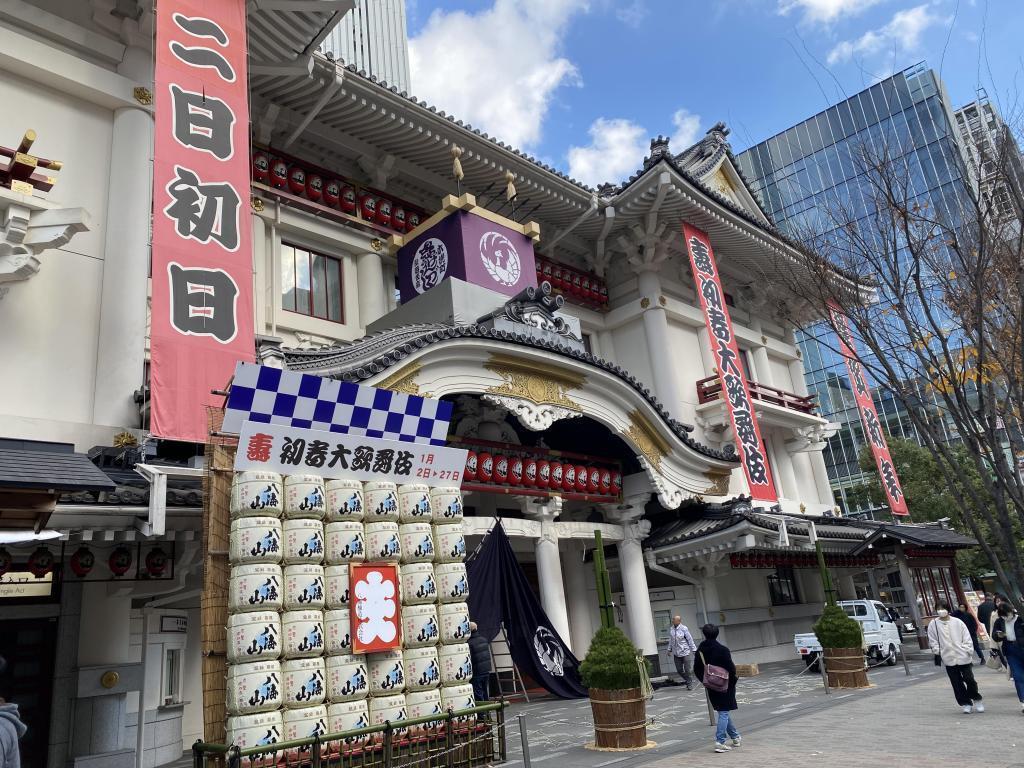  Visiting shrines in Ginza

Ko Inari Shrine
