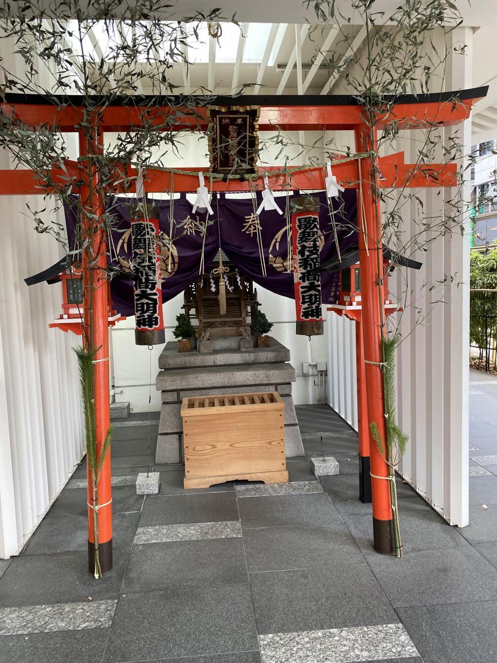 Visiting shrines in Kabuki Inari Shrine Ginza

Ko Inari Shrine
