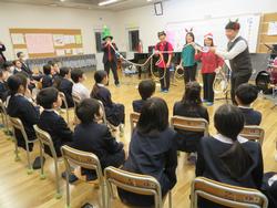 Experiment of pipe length and sound height using a 5th grade hose Art Reach Class on Triton Arts Network History of Joto Elementary School and coexistence with the current 45th floor high-rise building Tokyo Midtown Yaesu!