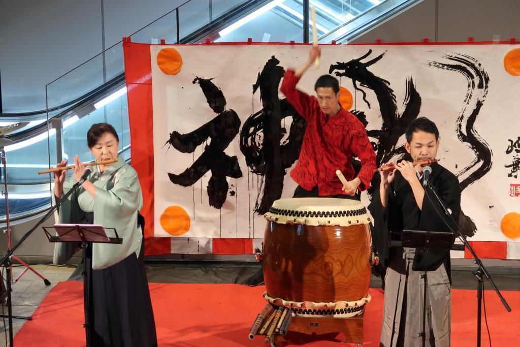 Japanese musical instrument live! I've watched it! January 3 Kyobashi Edgran Lion Dance, Dojo Sukui, Japanese calligraphy Performance, Japanese Musical Instruments Live!