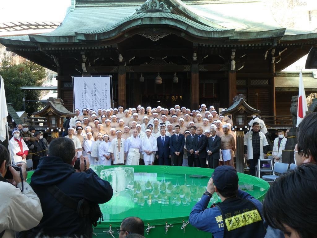 This year's 69th cold bathing tournament was held at Tepposu Inari Shrine to pray for sound health.
