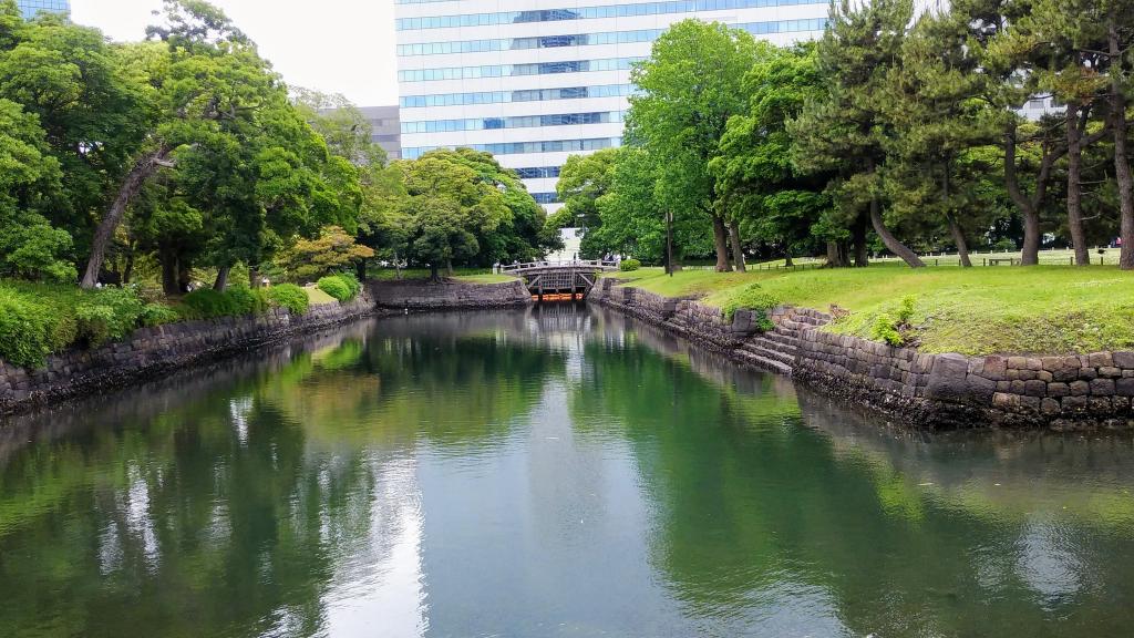 The inner moat garden of Hamarikyu. The base of maritime defense that can be seen as the foundation