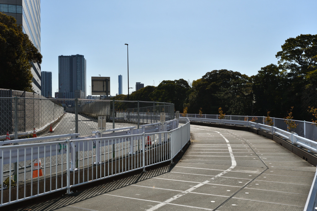  Hamarikyu Garden viewed from a temporary road along the Tsukiji River.