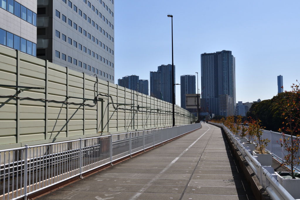  Hamarikyu Garden viewed from a temporary road along the Tsukiji River.