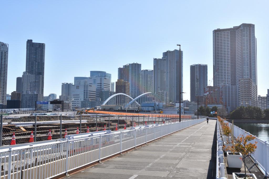  Hamarikyu Garden viewed from a temporary road along the Tsukiji River.