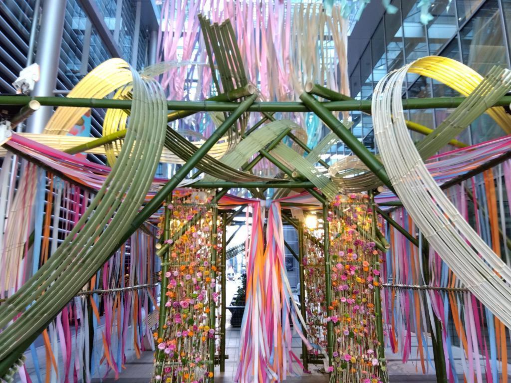 In the Galleria on the first floor, festive ikebana is the 1st anniversary of the opening of Tokyo Midtown Yaesu Flower Art Spring