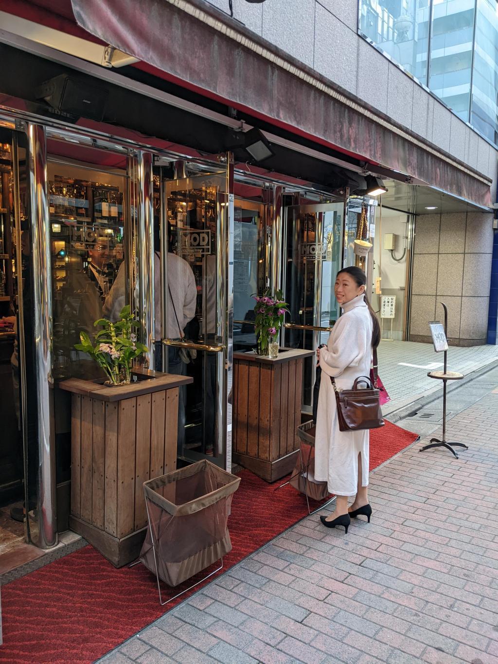  The atmosphere is good and the size is good.
Bar on the back street of Ginza.