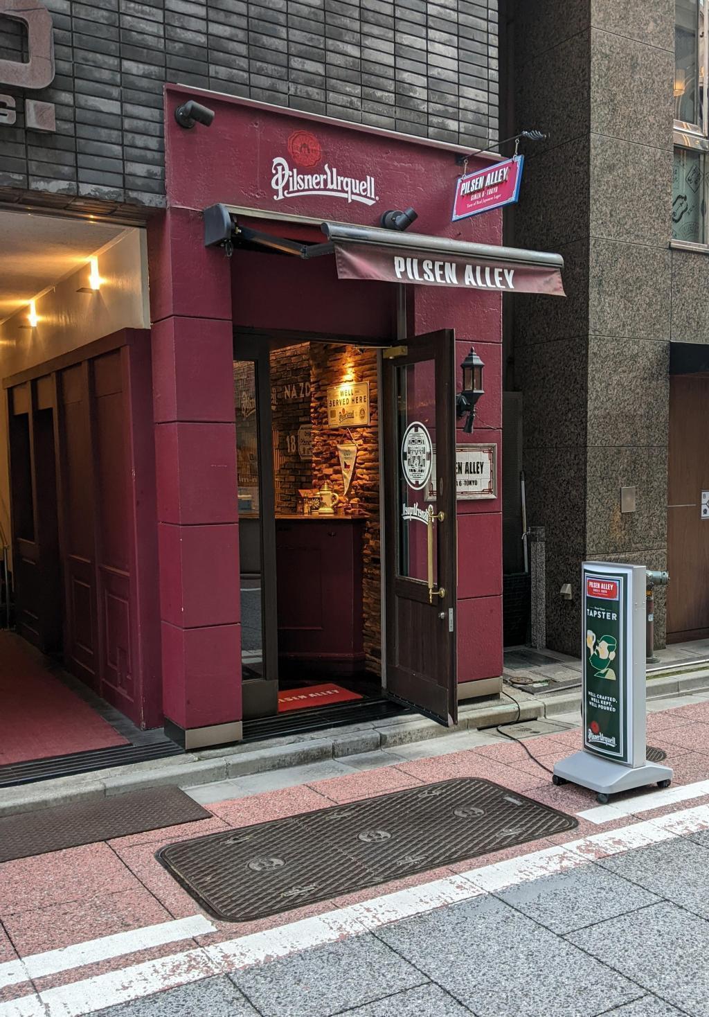  The atmosphere is good and the size is good.
Bar on the back street of Ginza.