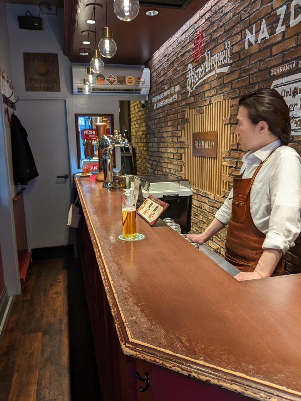  The atmosphere is good and the size is good.
Bar on the back street of Ginza.