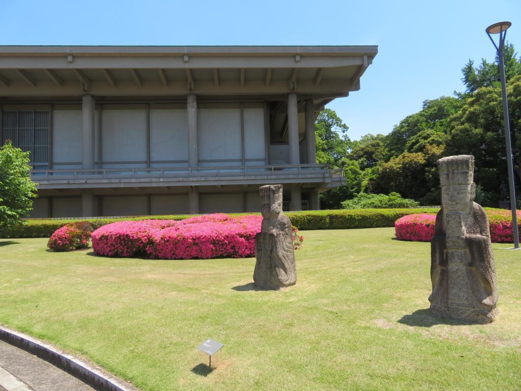 Two stone statues at the entrance of the Nichido Gallery, a stone statue of the National Museum  