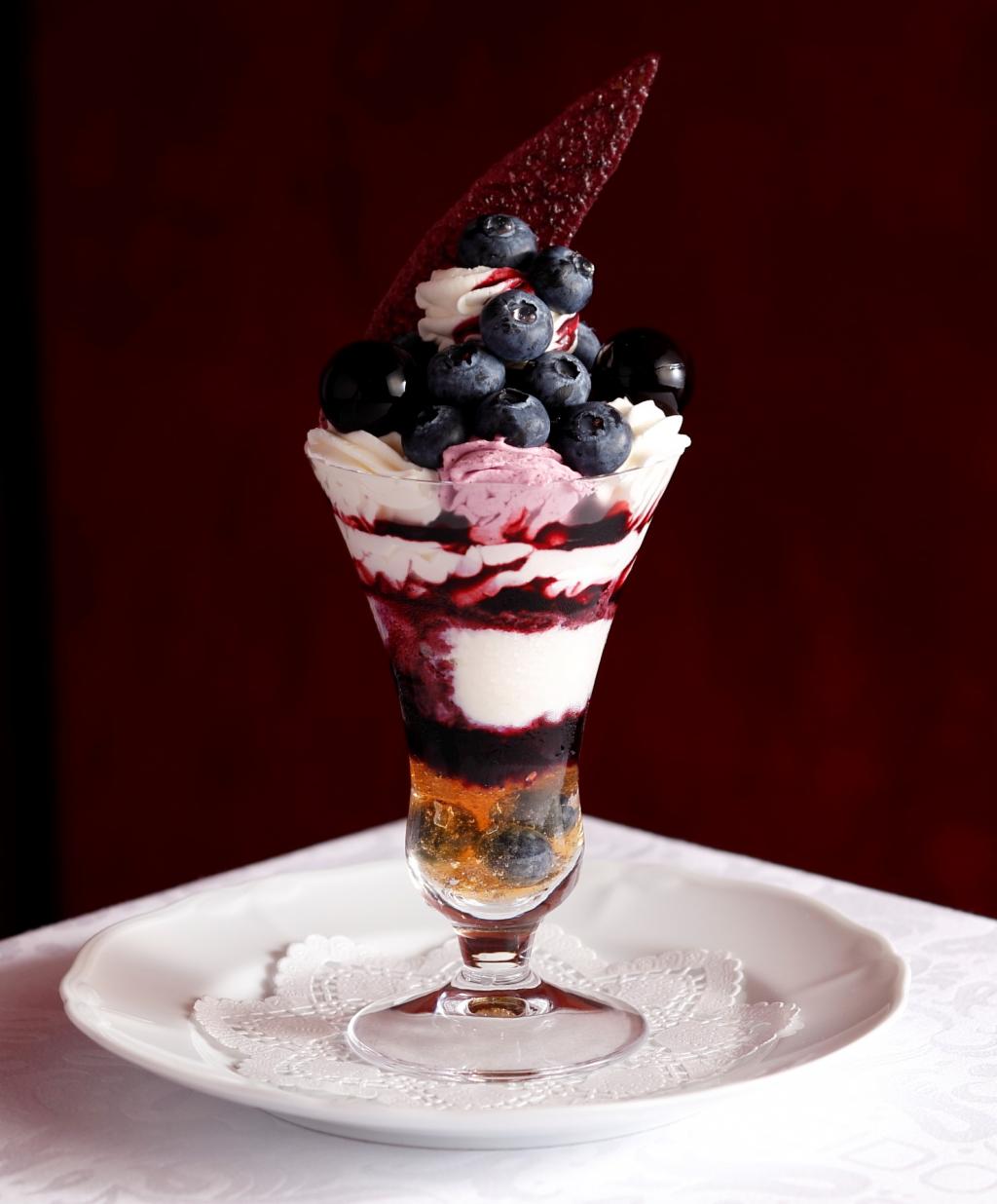 Perfait of blueberries from Ibi-gun, Gifu Prefecture 1,890 yen (tax included) 2019 Announcement of Midsummer Parfait Fair ~ Shiseido Parlour Ginza Main Store Salon de Cafe ~