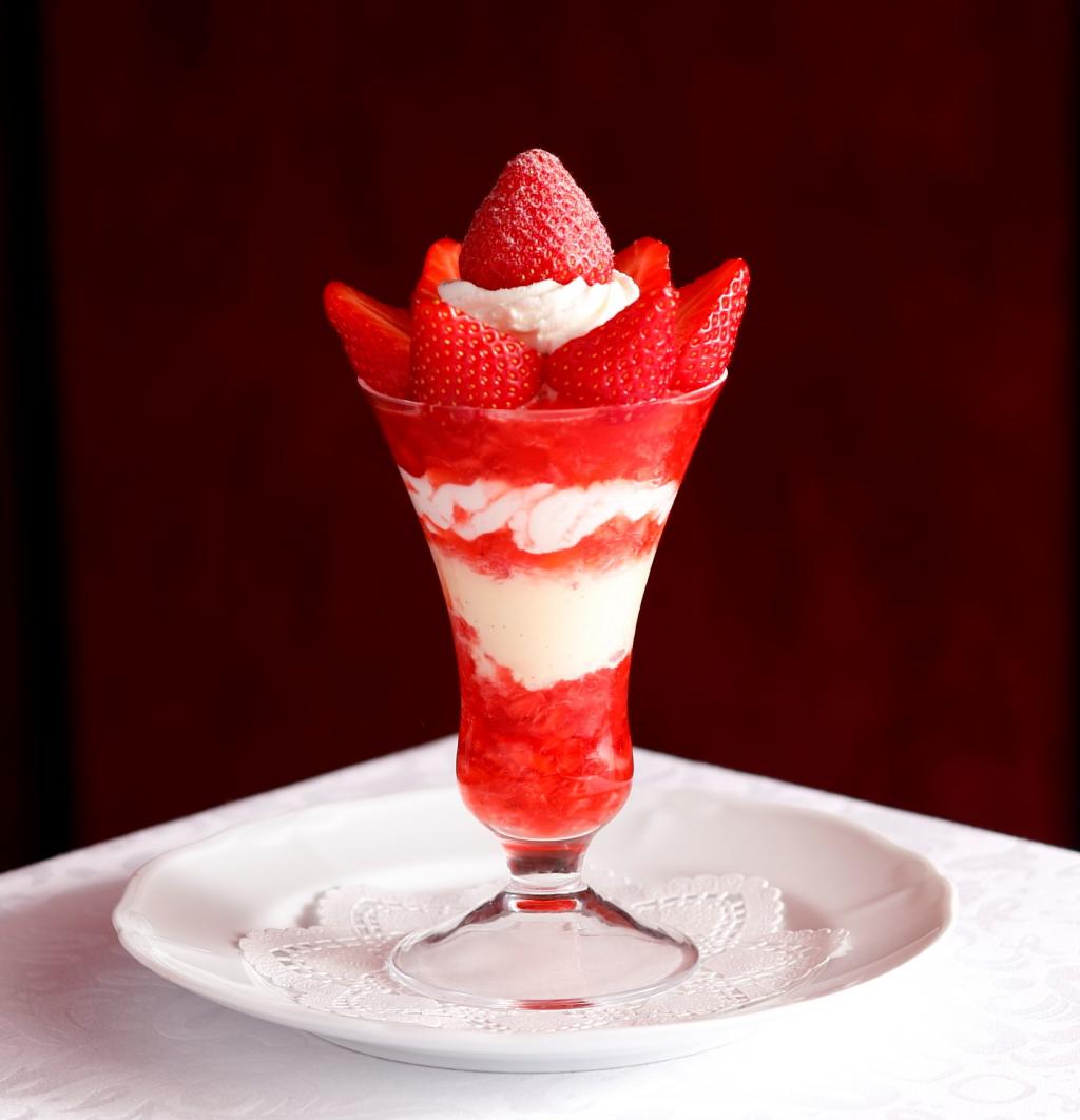 Strawberry Parfait of Koihime from Shinshu Hata Kobo, Nagano Prefecture 1,890 yen (tax included) 2019 Announcement of Midsummer Parfait to Shiseido Parlour Ginza Main Store Salon de Cafe ~