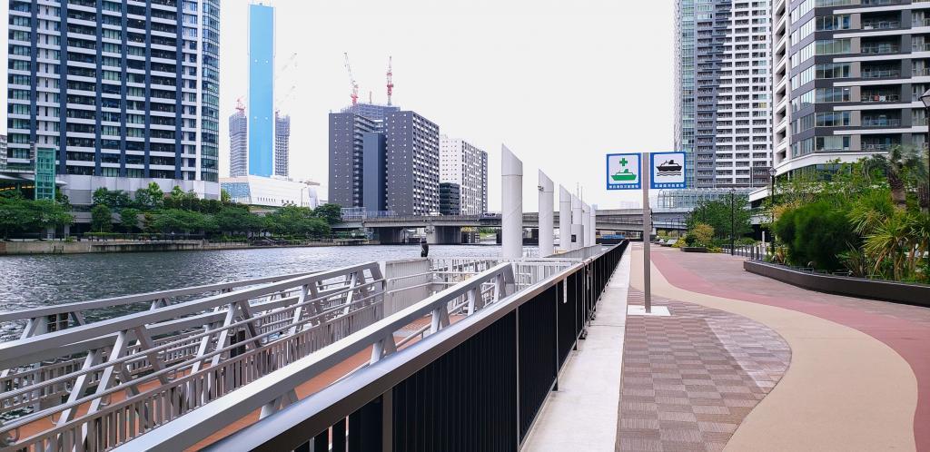  Take a leisurely walk along the canal at the Asashio Canal Water Park.