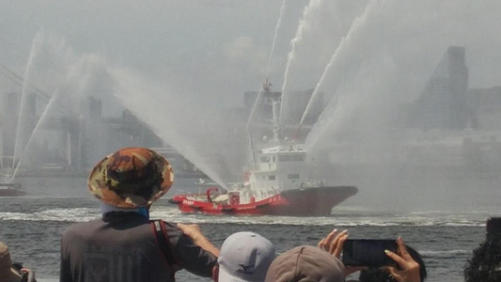 It was quite powerful, such as water discharge of fire boats and rescue training from helicopters.
 Tokyo Fire Department, I went to the water fire department pageant.