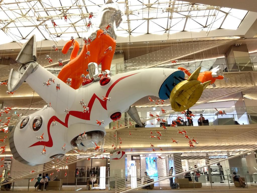  The dynamic atrium of Ginza Six Cats flying　