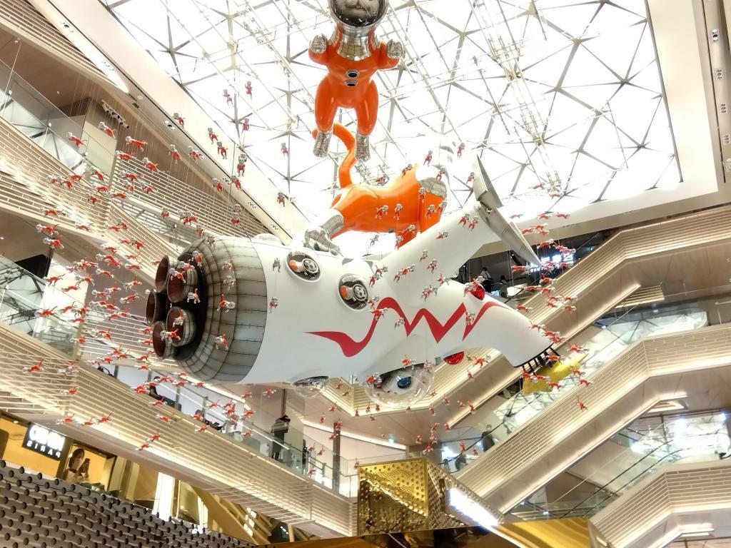  The dynamic atrium of Ginza Six Cats flying　