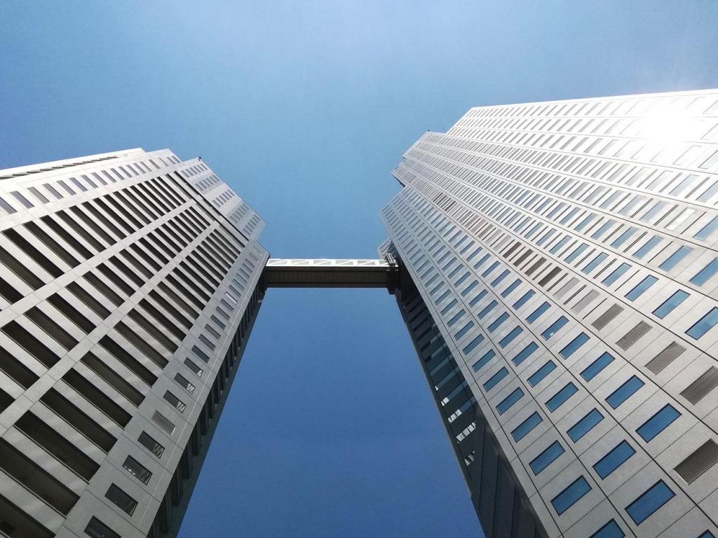  Looking up at high-rise building
　Mage Mikami-1, a high-rise building
　　St. Luke's St. Luke's Residence - St. Luke's St. Luke's