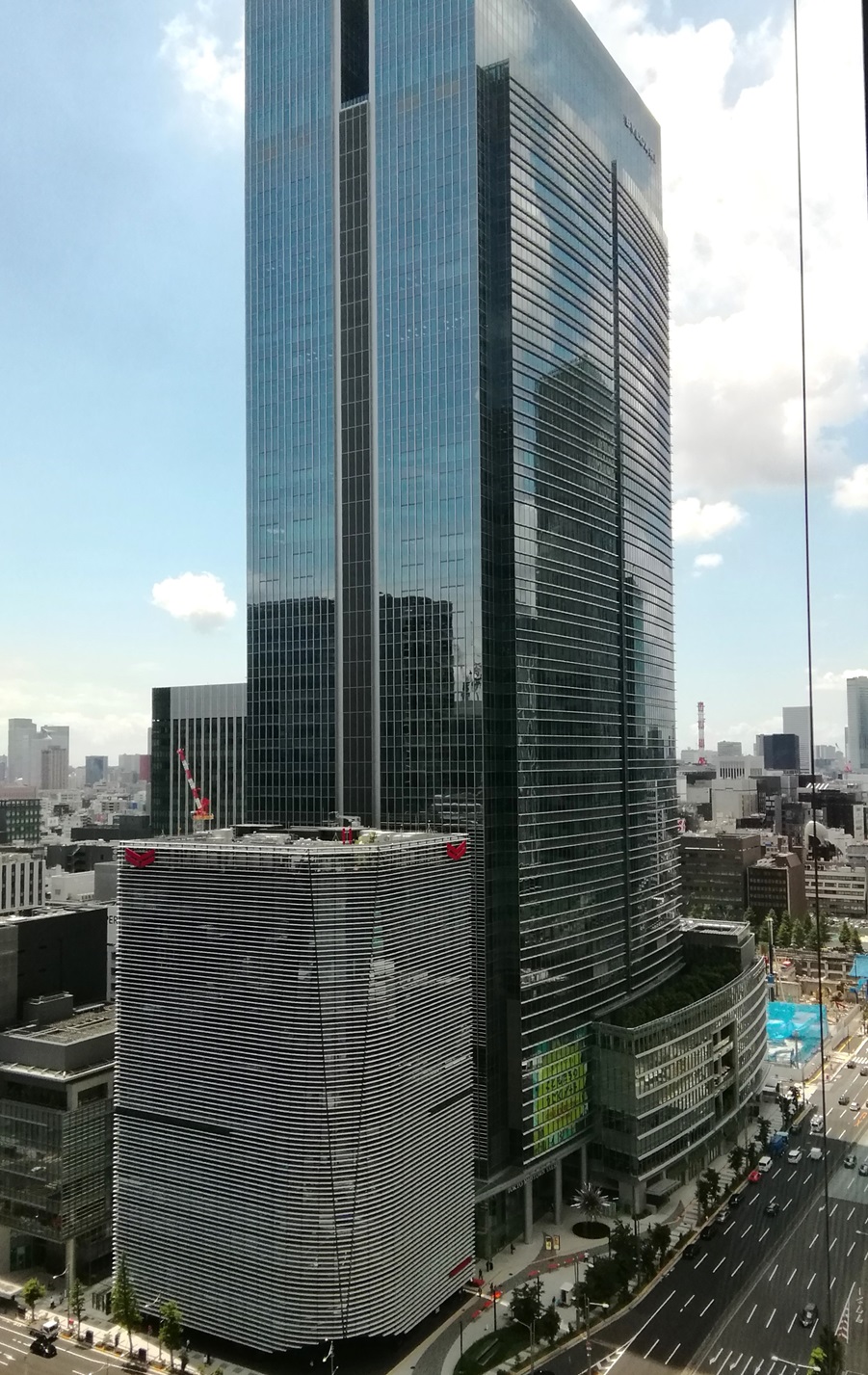 Tokyo Midtown Yaesu (pre-opening in September 2022, grand opening in March 2023) is ... Look up at high-rise building
　Mage Mikami, a skyscraper
　　Tokyo Midtown Yaesu~