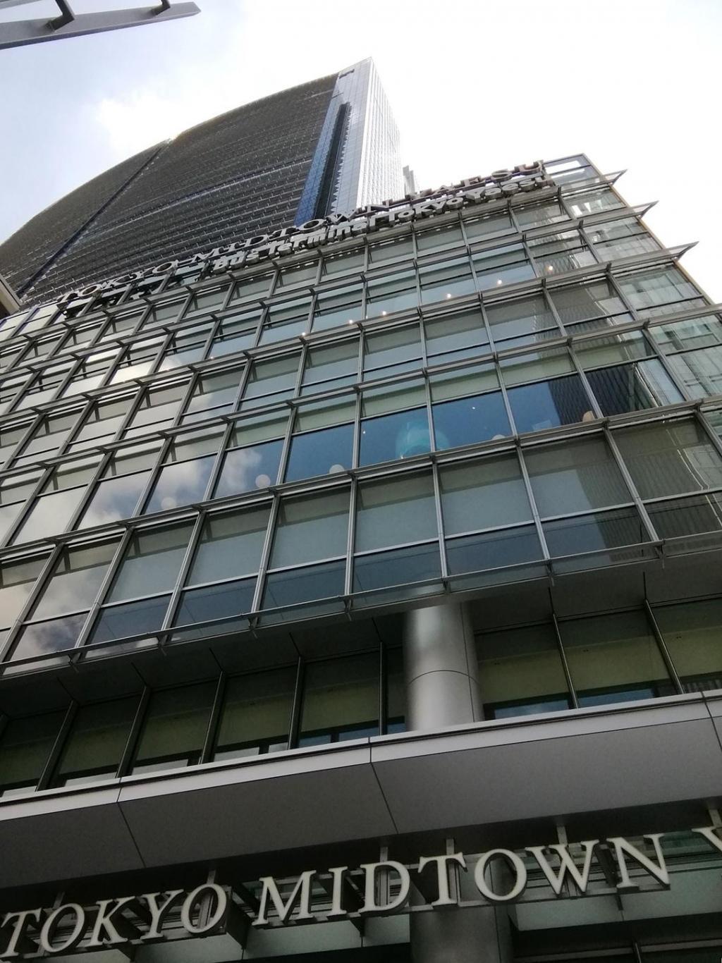  Looking up at high-rise building
　Mage Mikami, a skyscraper
　　Tokyo Midtown Yaesu~