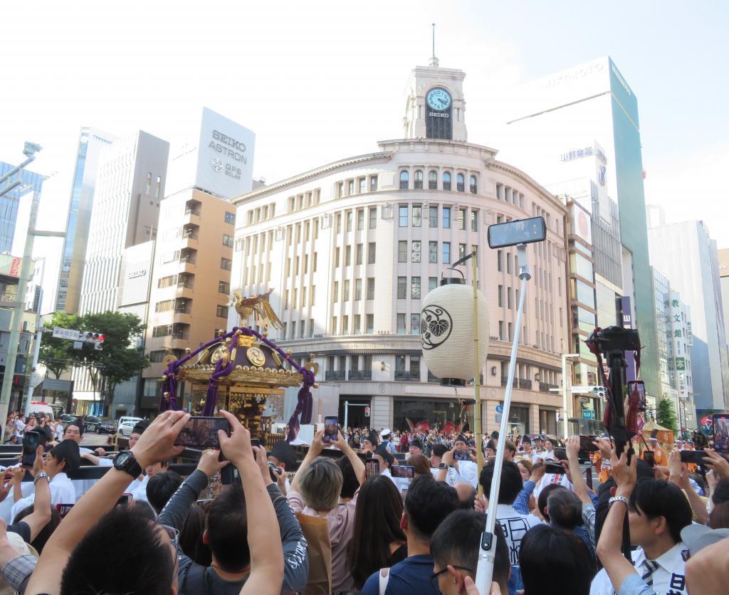 A big crowd at the Ginza 4-chome intersection is a big event of the 2024 Sanno enshrined deity Kosai Festival Tenka Festival