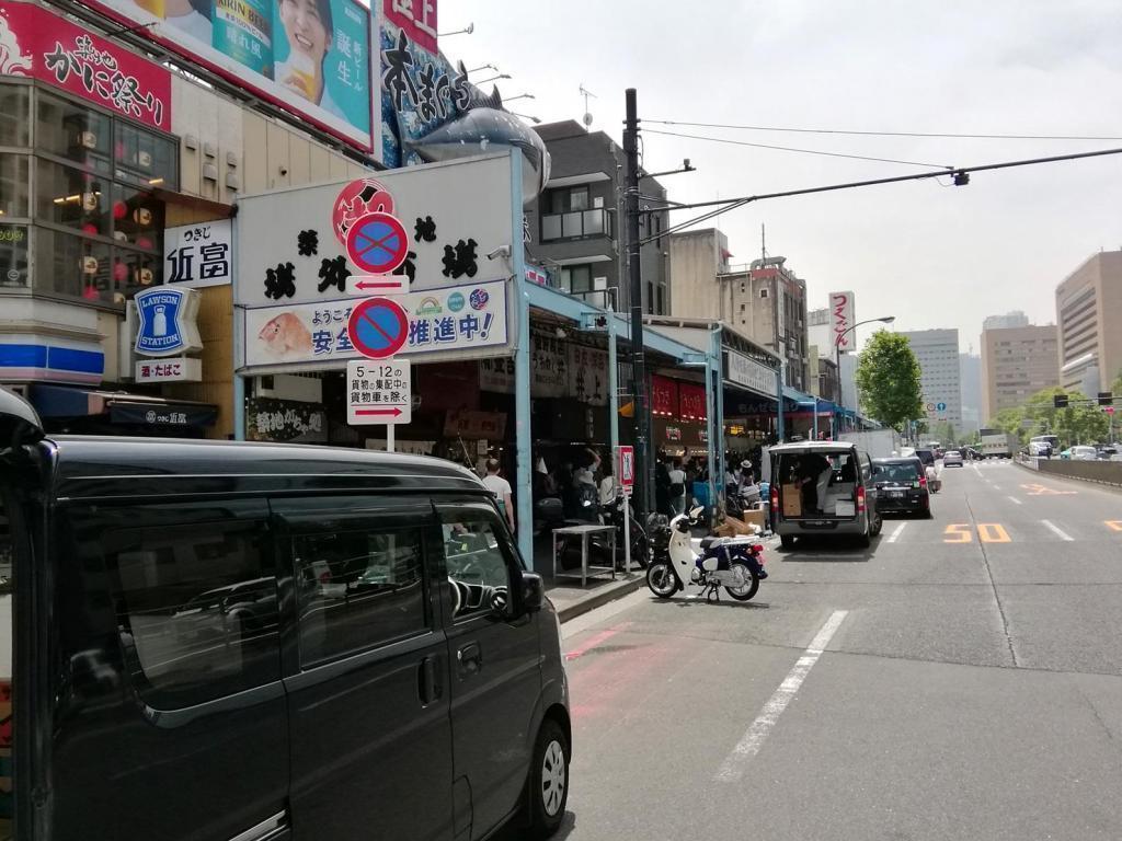 ①　Monzeki Street (Shin-ohashi-dori St.), northeast side
※　The opening image is also "Monzeki-dori, northeast side". Tsukiji Outer Market
　It's a bit inside.
　Let's go around!　Part 1
　　~ Tsukiji Outer Market ~