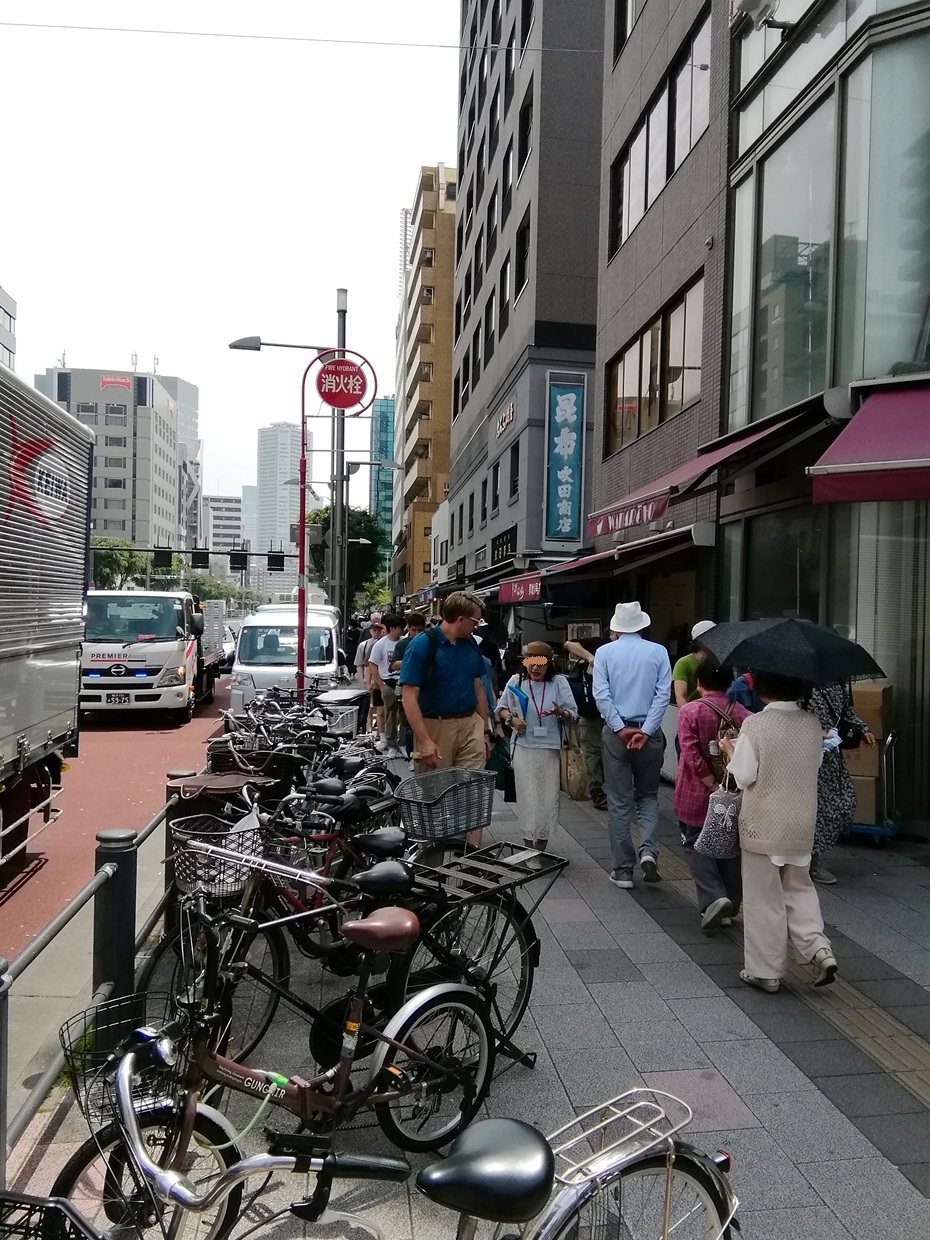 Harumi-dori St., northwestern Tsukiji Outer Market
　It's a bit inside.
　Let's go around!　Part 1
　　~ Tsukiji Outer Market ~