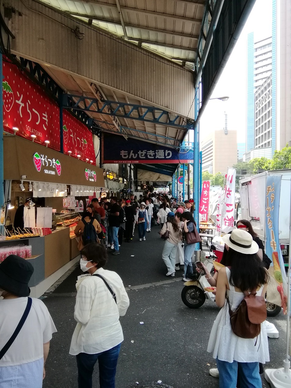 After entering Monzeki Street, Tsukiji Outer Market
　It's a bit inside.
　Let's go around!　Part 1
　　~ Tsukiji Outer Market ~