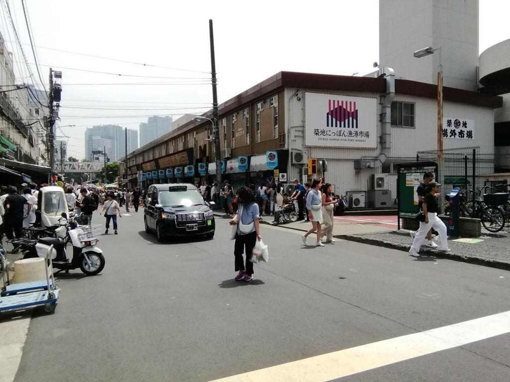 Tsukiji Outer Market on the northwest side of Haji Street
　It's a bit inside.
　Let's go around!　Part 1
　　~ Tsukiji Outer Market ~