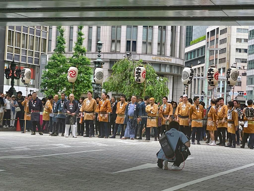 portable shrine parades along the Muromachi and Honmachi Chuo-dori, which is greeted by the Japan Road Signpost (Nihonbashi) (Sanno Festival) Shimomachi Union imperial procession