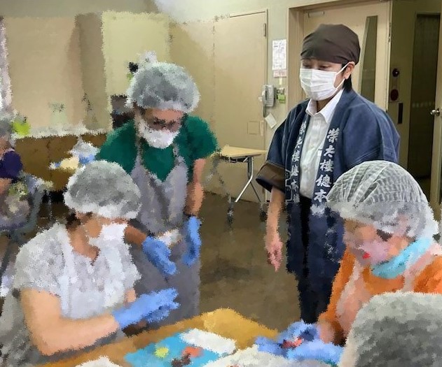 International participants International exchange by making Japanese sweets!
International exchange through 
Japanese confectionery making！
