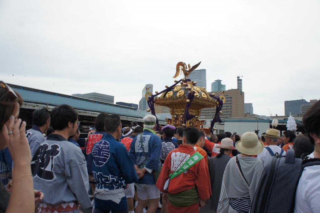 After leaving the garden, cross the Ote-mon gate Bridge, the Tsukiji Central Wholesale Market is being dismantled. From Hamarikyu to Toyosu Market