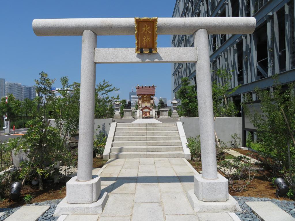 View the view of the city of Chuo-ku from Toyosu Water Shrine and Toyosu Park. The blue sky of the rainy season, from Hamarikyu to Toyosu Market