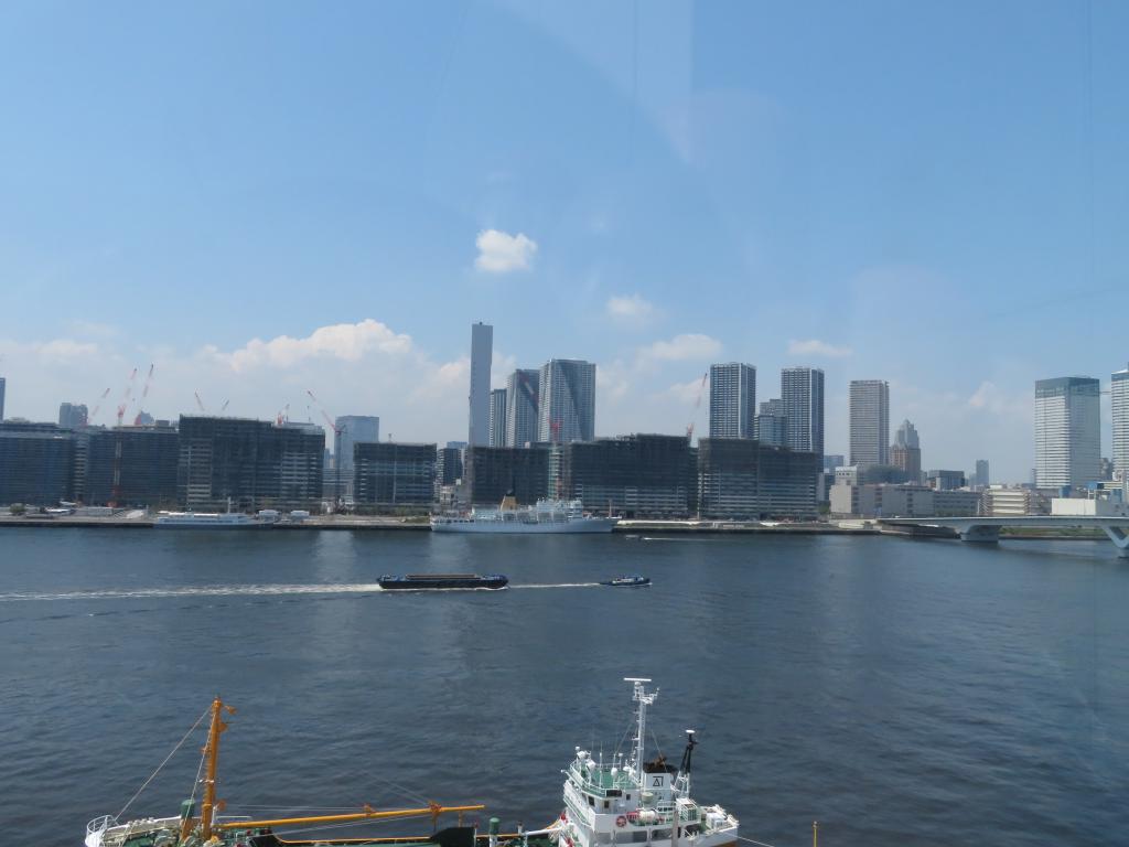 Greening Plaza on the 5th floor of Toyosu Market Blue Sky during the rainy season, from Hamarikyu to Toyosu Market