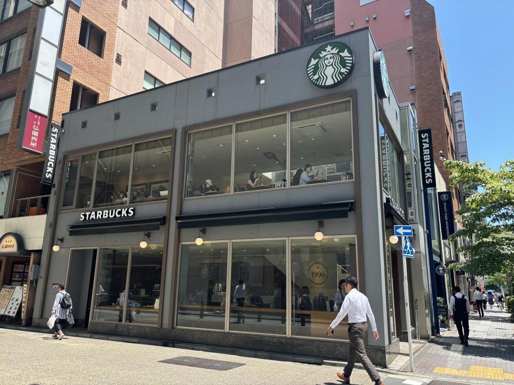 Central part of Chuo-ku, a town with a lively Starbucks Coffee and the first store.