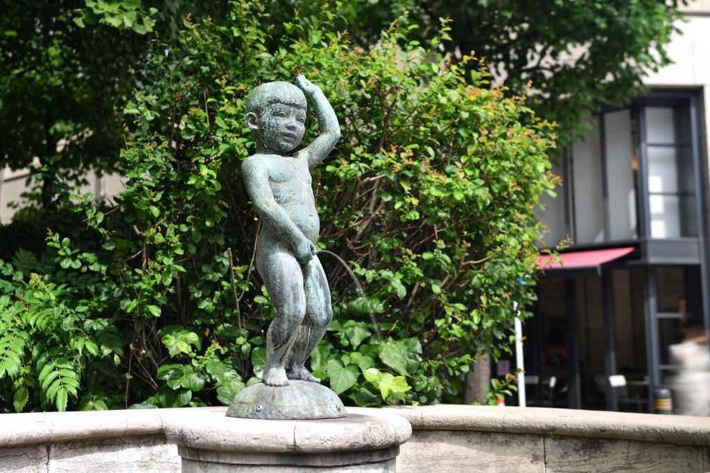  Manneken Pis in front of Meijiza Theatre