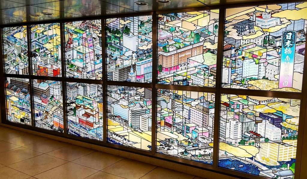 "Nihonbashi Minamizumemori Residue" Large stained glass that exceeds space and time-space-Treasures in Underground ~