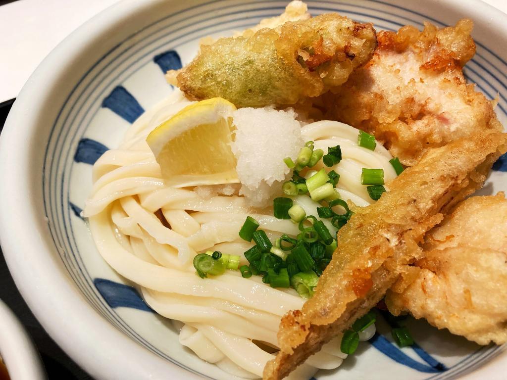 Valley and specialty "Kashiwa Ten Udon" [Ningyocho] Sanuki no Kuni's traditional udon "Taniya" that Edokko is absorbed in it.