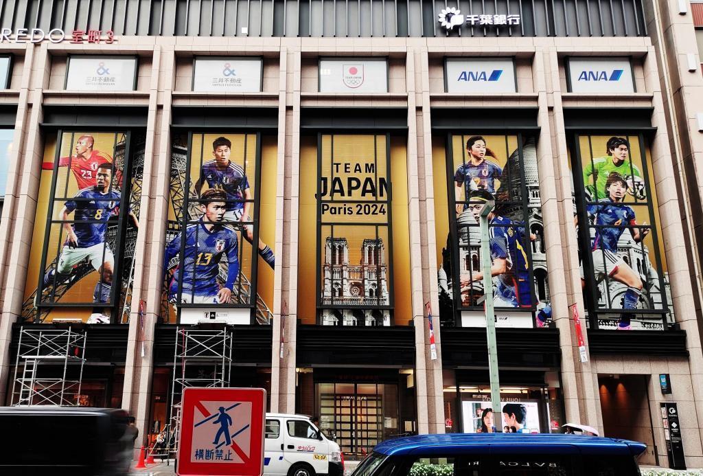  A huge photograph of Olympic athletes appears in Muromachi!