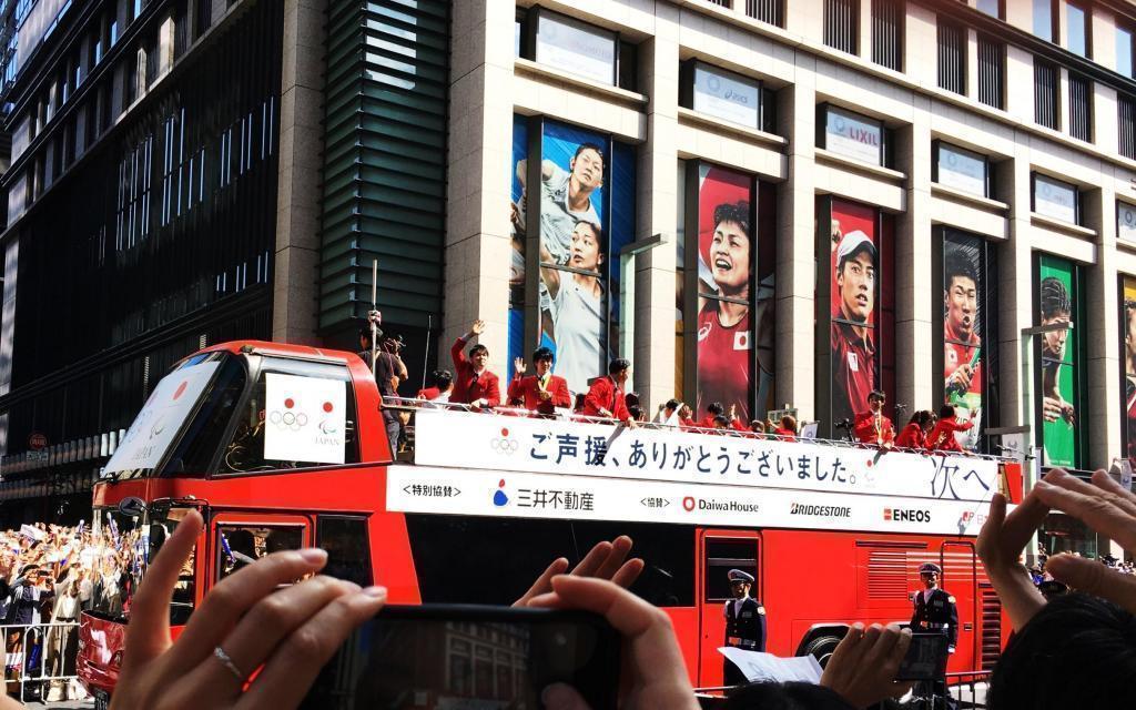  A huge photograph of Olympic athletes appears in Muromachi!