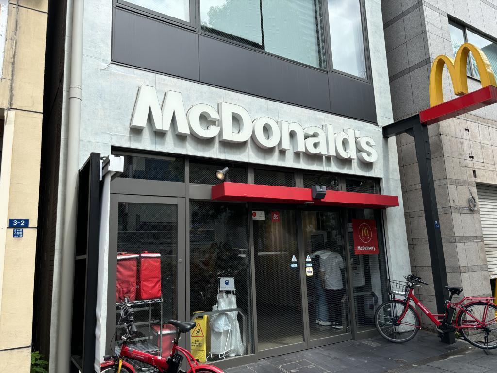 Chuo-ku Hyundai (Hamburger Chain), a town with McDonald's lively and first store.