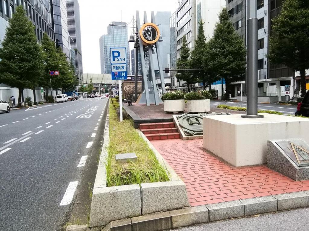  Monument of the median strip
　　~ Yaesu Street median strip ~