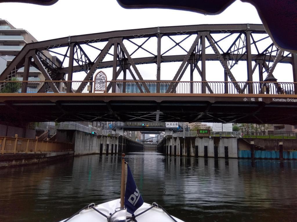 Through Komatsu Bridge to Ogibashi Lock Gate Why 11th Edo-Tokyo / River Why I enjoyed studying around the boat.
