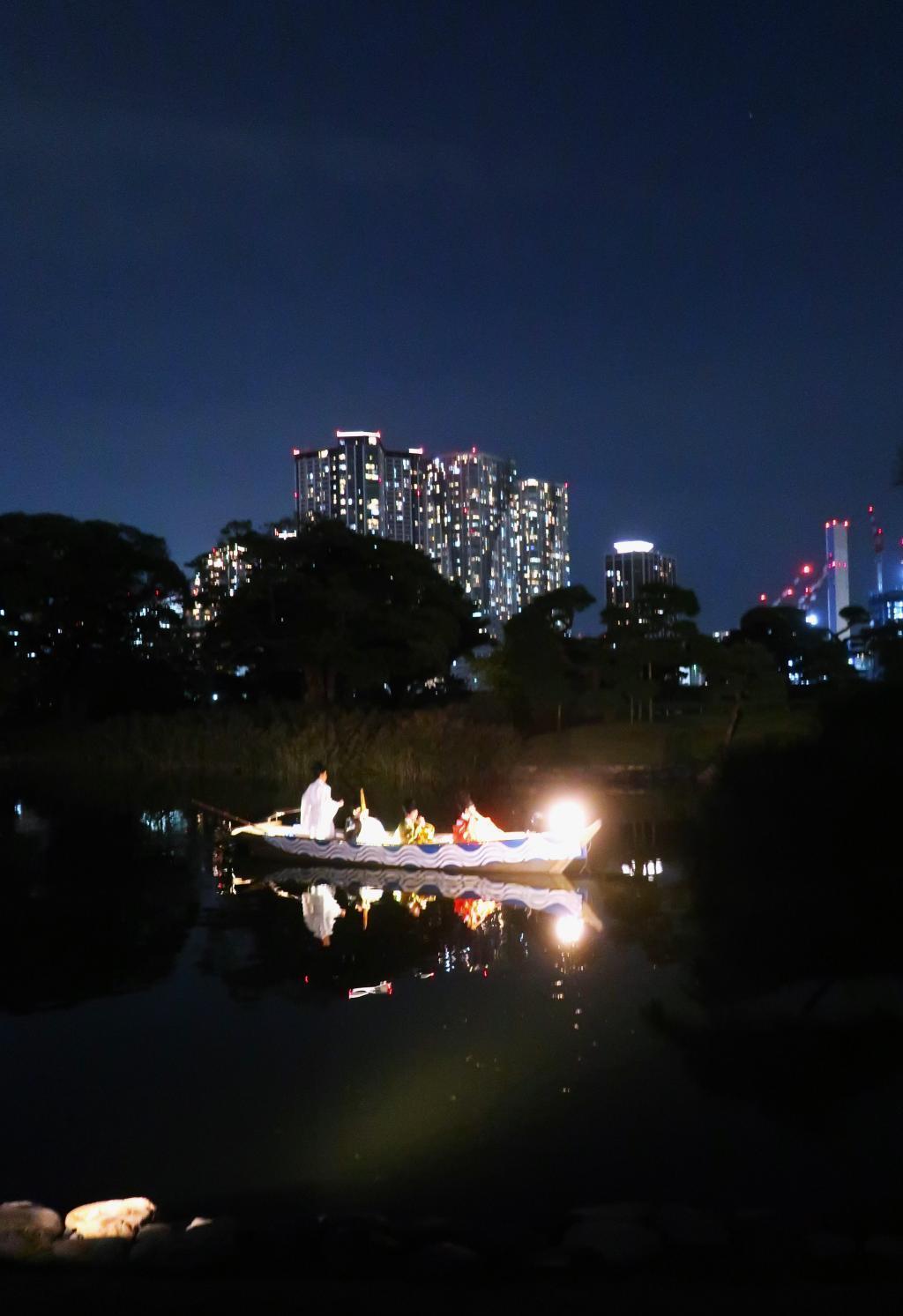  Take a walk on the moon at Hamarikyu Garden
The Moon at Shogun's Ｇarden Hamarikyu on a Fantastic Night 