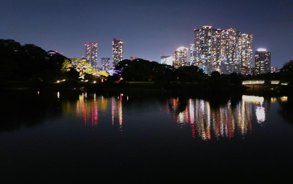  Take a walk on the moon at Hamarikyu Garden
The Moon at Shogun's Ｇarden Hamarikyu on a Fantastic Night 