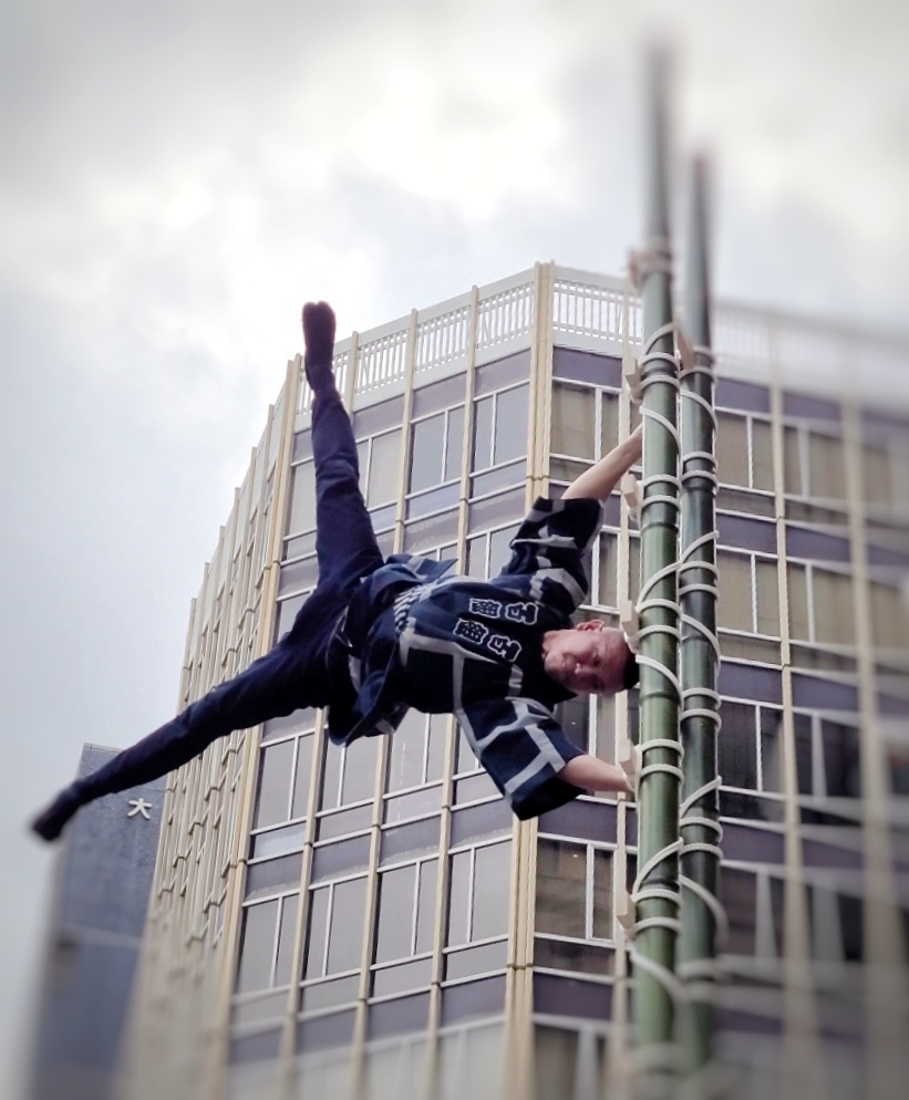 A horizontal character!　It is one of the techniques to be performed in the middle of a ladder.
And what sounded beautifully was the sound of a hand hit at the top of the ladder. Ladder (ladder) ride!　There's a 6-minute performance in that place!　And what is the sound that resonates beautifully?