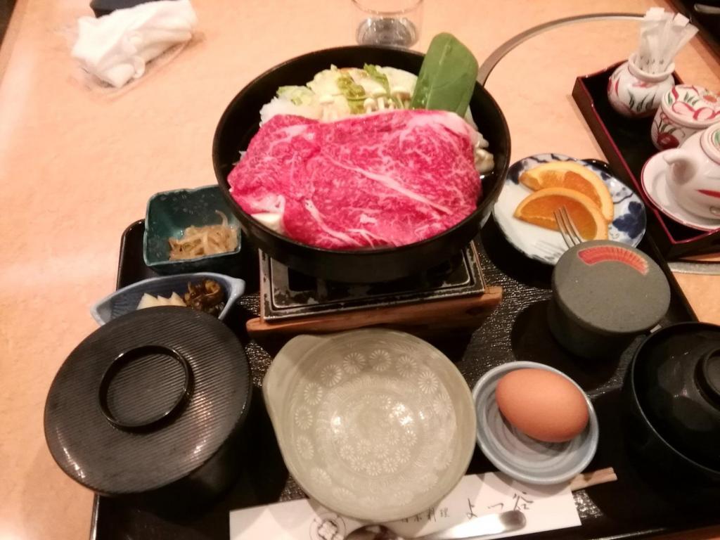  The dinner this time was "Sukiyaki"
　Japanese black beef's tongue
　　~ Fugu, Shabushabu, Japanese Cuisine Yotsuya ~