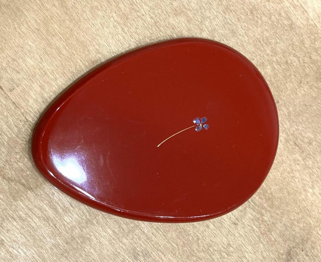 Wajima lacquerware workshop
Mini hand mirror egg-shaped red color
"Four-leaf clover" Makie Obata Rakukansaku 16.500 yen Exhibition of works by Wajima craftsmen for the future of Wajima
　　~ Nihonbashi Kiya Main Store izutuki~