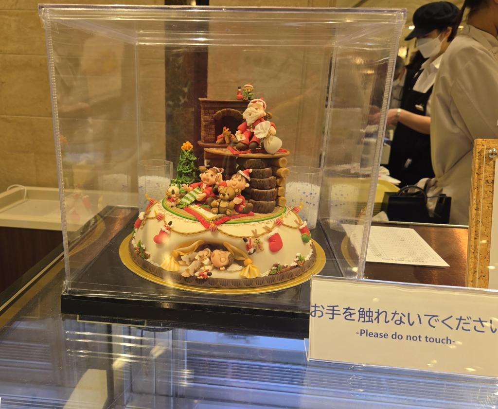  At Nihonbashi Mitsukoshi, a student from Tokyo Confectionery School was selling Western sweets.